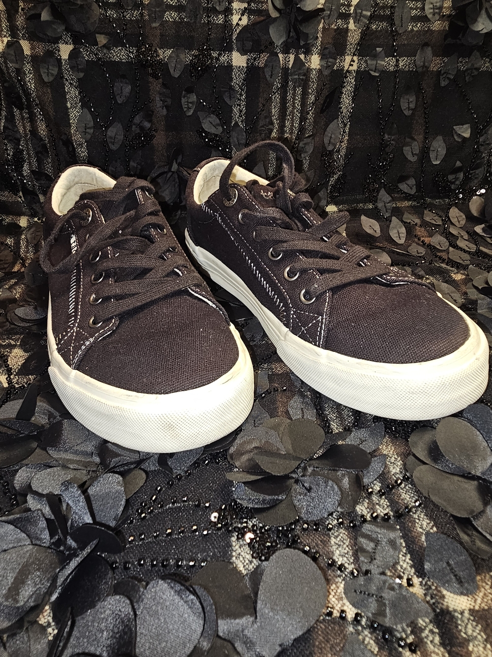 Taos Footwear Black Canvas Low-Top Sneakers with White Sole